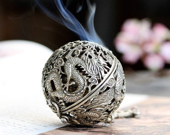 De handgesneden bal van draak en feniks van oud Tibetaans zilver in China. Kan als specerij worden gebruikt. L699