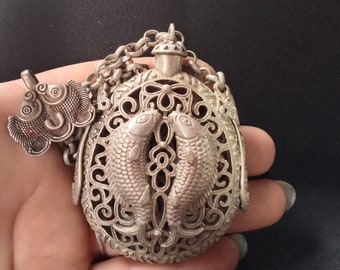 Ancient Chinese Tibetan silver hollowed snuff bottle，You can place spices and hang a place.L695