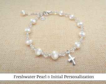 Bracelet de perles d'eau douce avec croix ; Cadeau de première communion ; Cadeau de baptême ; Baptême ; Dévouement ; Confirmation ; bracelet souvenir avec initiale