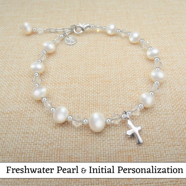 Bracelet de perles d'eau douce avec croix ; Cadeau de première communion ; Cadeau de baptême ; Baptême ; Dévouement ; Confirmation ; bracelet souvenir avec initiale