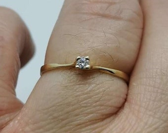 Sparkly 9ct Gold Solitaire 0.06 Diamond SI1 Clarity 1.05 Grams