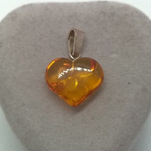 Very Sweet Vintage 925 Baltic Amber Heart Pendant 2.2 cm Long - 1.6 cm Wide Approximately - Great Condition
