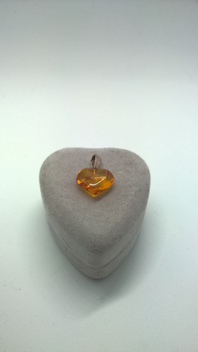 1.6 cm Wide Approximately Very Sweet Vintage 925 Baltic Amber Heart Pendant 2.2 cm Long Great Condition