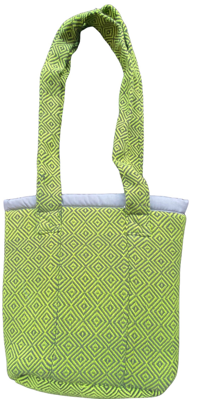 Puede incluir: Una bolsa de mano verde y gris con un patr&oacute;n de diamantes. La bolsa tiene dos asas y un fondo plano.