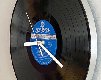 Original vintage skivspelare med plattor - LP japansk 70-talsklocka för vinylälskare