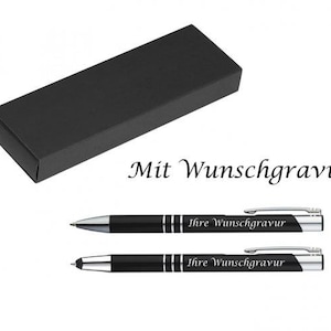 K&ouml;nnte beinhalten: Zwei schwarze Stifte mit silbernen Akzenten und einer schwarzen Box. Die Stifte haben den Text "Ihre Wunschgravur" eingraviert. Die Box dient zur Aufbewahrung der Stifte.