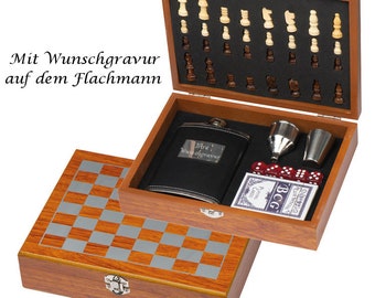 Spieleset / bestehend aus Flachmann mit Gravur, Schach- und Kartenspiel