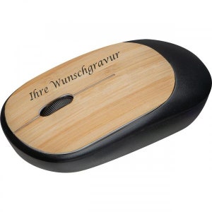 Könnte beinhalten: Eine schwarze und braune drahtlose Computermaus mit einer Bambusoberseite. Die Oberseite der Maus trägt die Gravur "Ihre Wunschgravur".