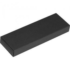 K&ouml;nnte beinhalten: Eine schwarze rechteckige Box mit glatter, matter Oberfl&auml;che.