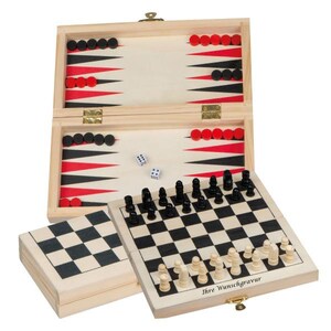 Könnte beinhalten: Ein Reise-Spiele-Set aus Holz mit einem Schachbrett, einem Damebrett und einem Backgammon-Brett. Das Set ist geschlossen und hat eine braune Holzoptik. Das Schachbrett hat schwarze und weiße Felder, und das Damebrett hat rote und schwarze Felder. Das Backgammon-Brett hat schwarze und rote Spielsteine. Das Set hat einen kleinen Metallverschluss.