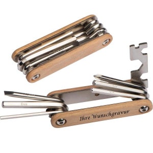 Könnte beinhalten: Ein Multitool mit einem Holzgriff und einer Vielzahl von Werkzeugen, darunter Schraubendreher, Schraubenschlüssel und ein Flaschenöffner. Der Griff ist mit dem Text "Ihre Wunschgravur" graviert.