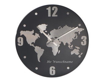 Wanduhr mit Gravur / aus Aluminium mit Weltkarte im Hintergrund