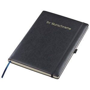 Könnte beinhalten: Ein schwarzes, ledergebundenes Notizbuch mit einer goldenen Aufschrift "Ihr Wunschname". Das Notizbuch hat einen schwarzen Gummizugverschluss und ein blaues Lesezeichenband.