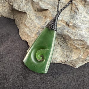 Handmade Maori style pendant Natural GREEN Nephrite jade Greenstone hatchet  necklace Pounamu New Zealand jade axe Hook arkwork jewelry