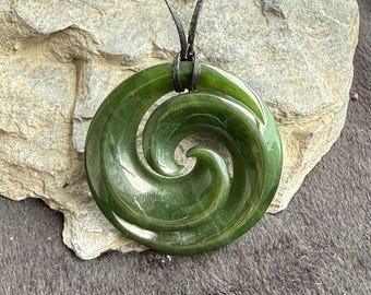 81stgeneration Geschnitzte Nephrit Jade Maori Doppel Pikorua Anhänger Halskette