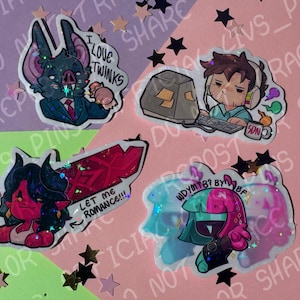 Puede incluir: Cuatro pegatinas coloridas con personajes de dibujos animados. Una pegatina dice "I love Twinks". Otra dice "Let me Romance!!!". Una tercera muestra un personaje con auriculares y una computadora. La cuarta dice "WDYMTB? BY BF".