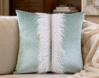 Funda de cojín decorativa de terciopelo azul claro, con detalles de pedrería plateada y plumas / BMCC490