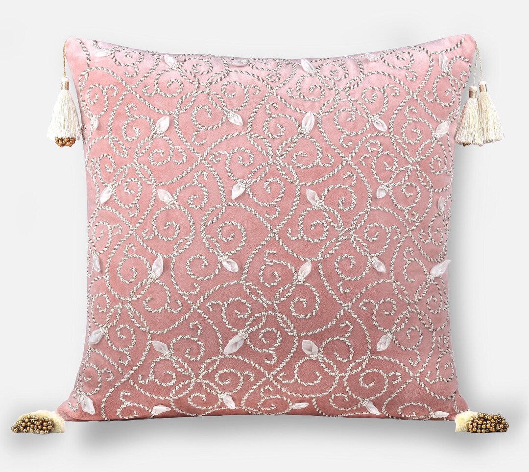 DESIGNERS GUILD ピンクベルベットクッション ピンクベルベットのクッションカバー：手刺繍ビーズとゴールドの