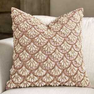Funda de almohada de terciopelo perlado bordada a mano - Rosa empolvado y dorado / BMCC326