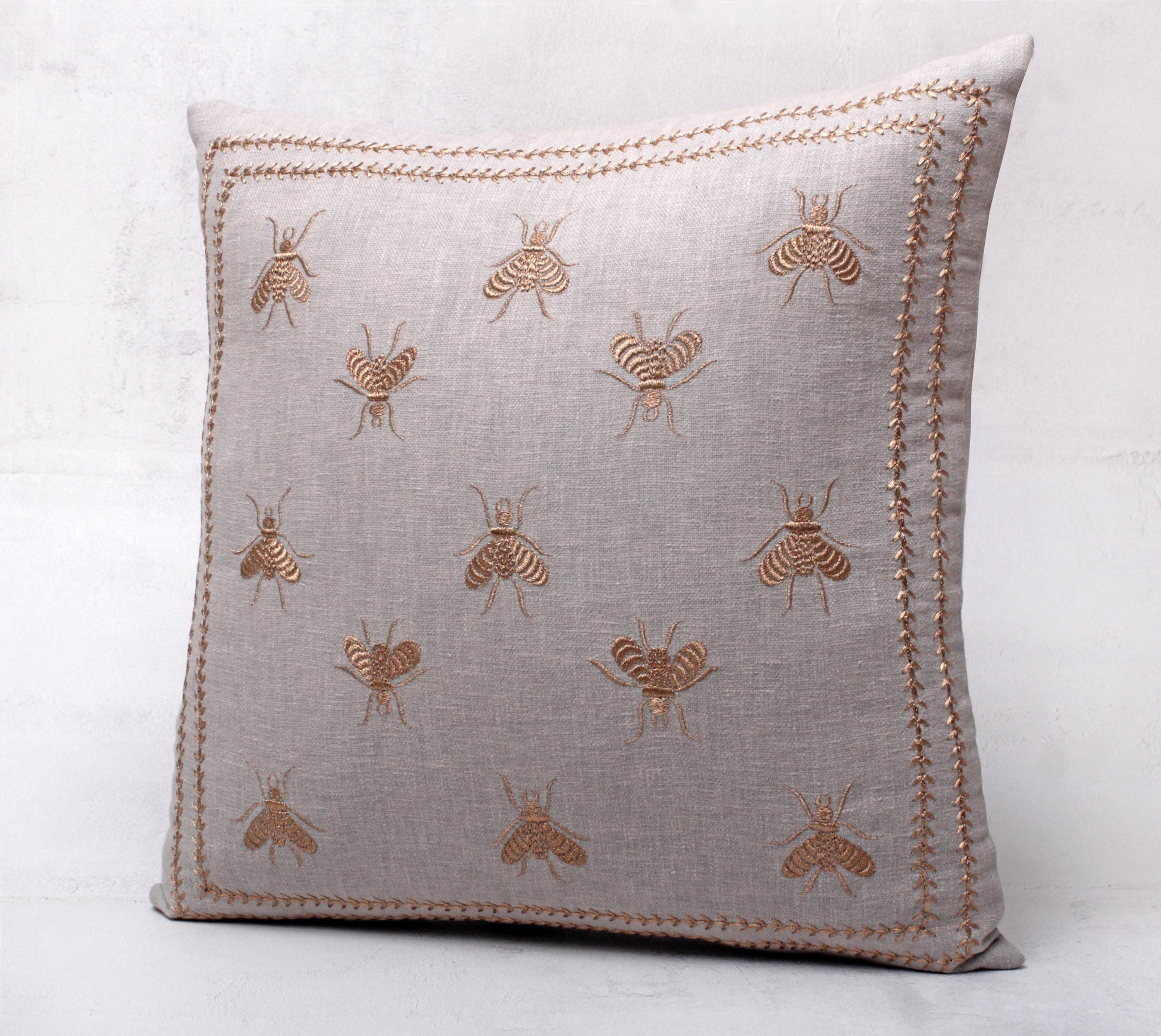 グレー＆ゴールドの昆虫刺繍入り枕カバー、ラグジュアリーなアクセント