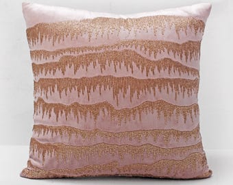 Funda de almohada de terciopelo rosa empolvado, detalle bordado a mano con varilla dorada / BMCC325