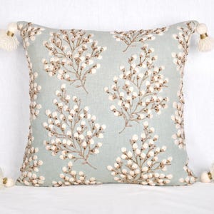 Capa de almofada azul claro e branco-dourada luxuosa, contemporânea, moderna, bordada à mão e embelezada BMCC305