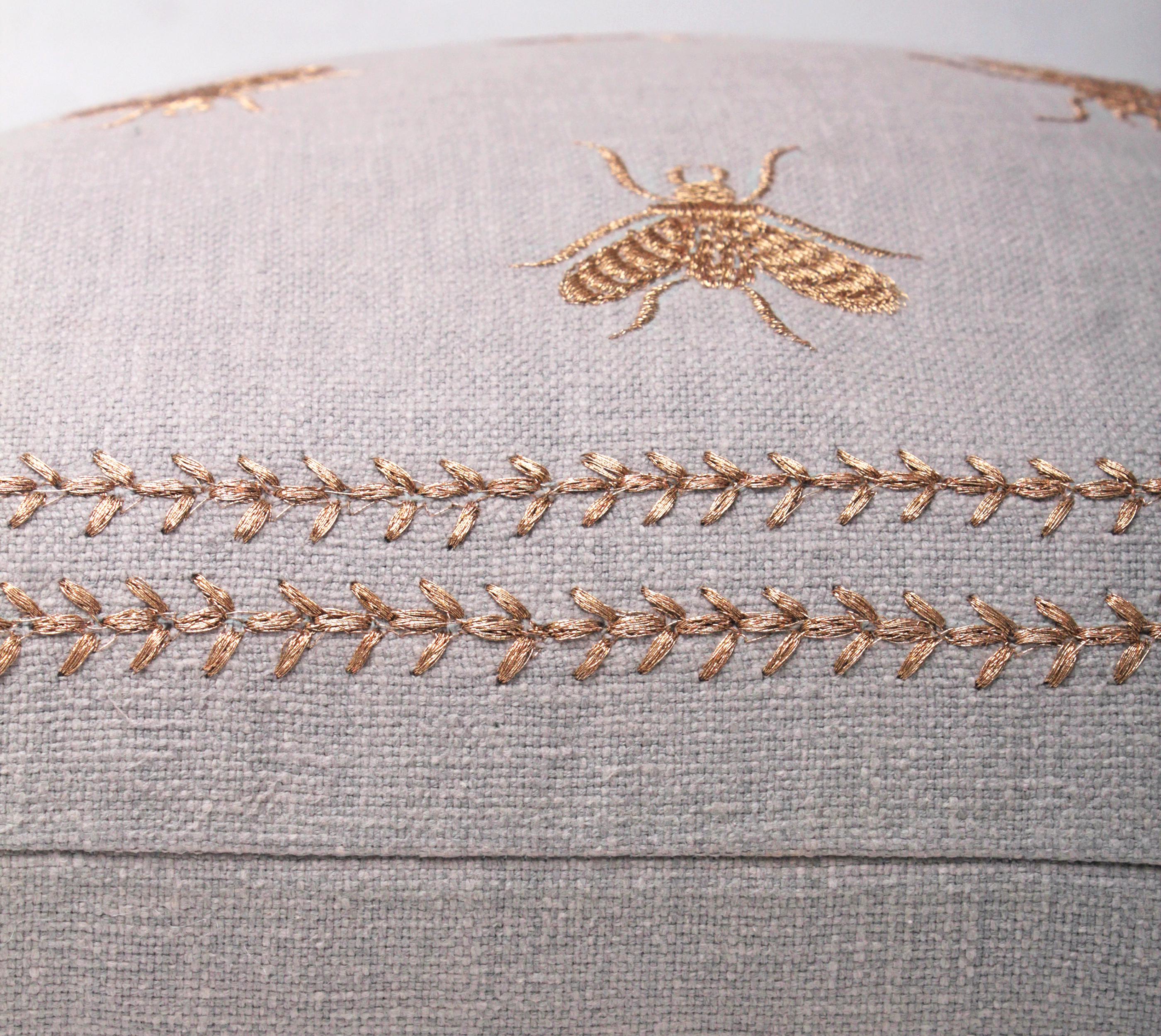 グレー＆ゴールドの昆虫刺繍入り枕カバー、ラグジュアリーなアクセント