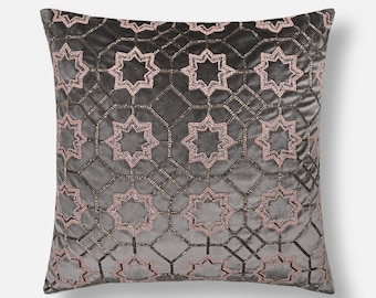 Funda de almohada de terciopelo gris oscuro: Bordada a mano en oro antiguo, glamour moderno / BMCC087