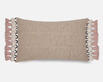 Funda de almohada de algodón y yute bordada a mano con borlas de pompones color melocotón / BMCC025