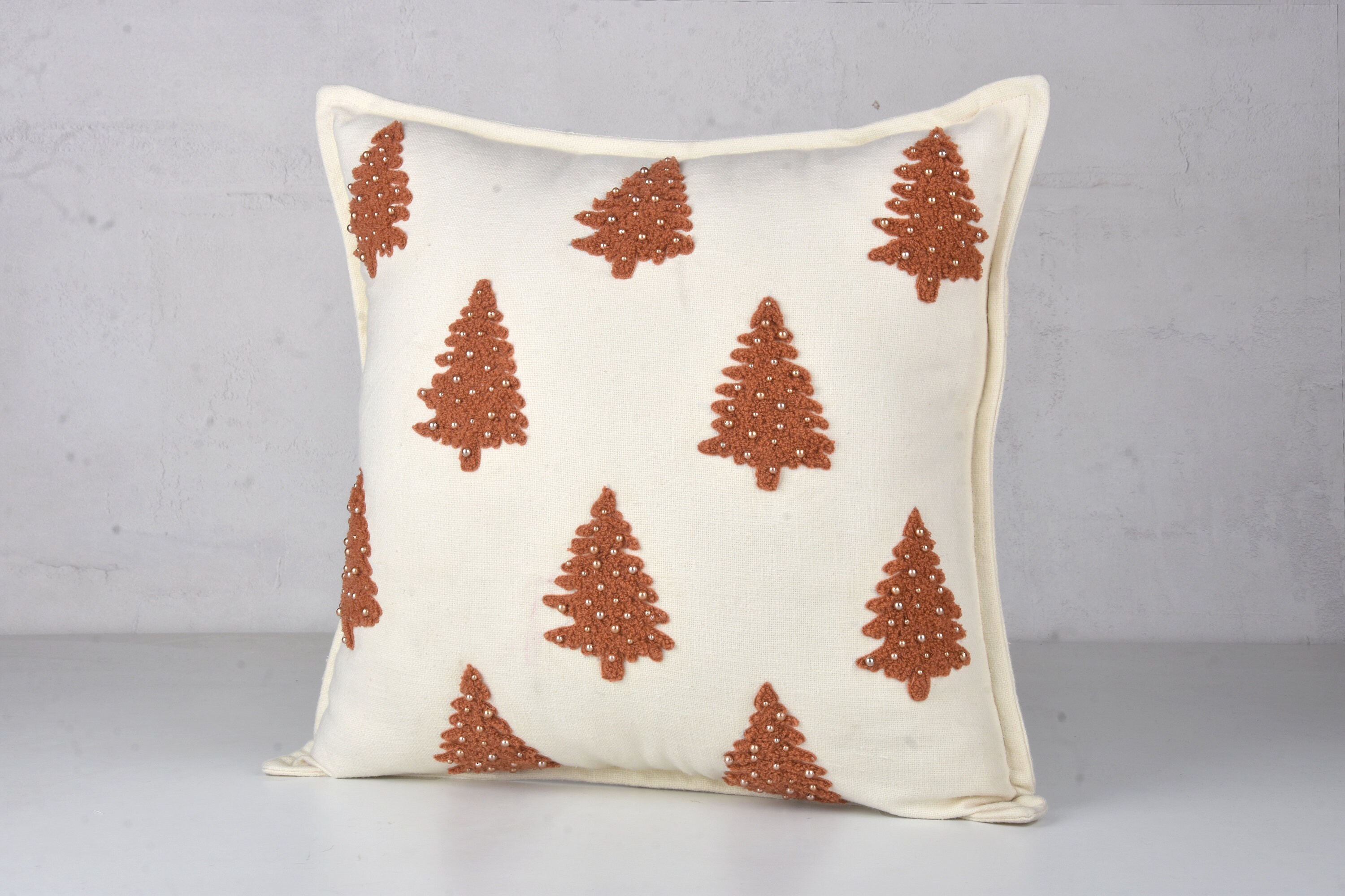 刺繍入りクリスマスツリー枕カバー、オフホワイト＆バーントオレンジ