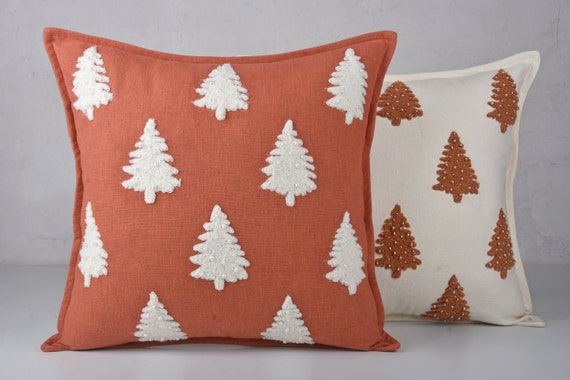 刺繍入りクリスマスツリー枕カバー、オフホワイト＆バーントオレンジ