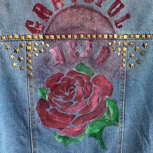 NWT Custom Grateful Dead painted studded Lined Denim Trucker jean jacket Red Rose Enamel Pins Buttons Patches Hand Painted