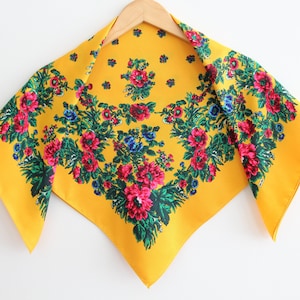 ¡OFERTA! Bufanda floral amarilla estilo babushka eslavo, bufanda de lana ucraniana, estilo bohemio moderno, con un diseño floral clásico y atemporal. Hecha en Ucrania.