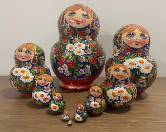 Nettes Gesicht hölzernes hölzernes Nesting Doll 6,3 '' oder 16 cm, handgemalte Puppe 10 Stück, Kindergeschenk, Kinderzimmerdekor, hergestellt in der Ukraine