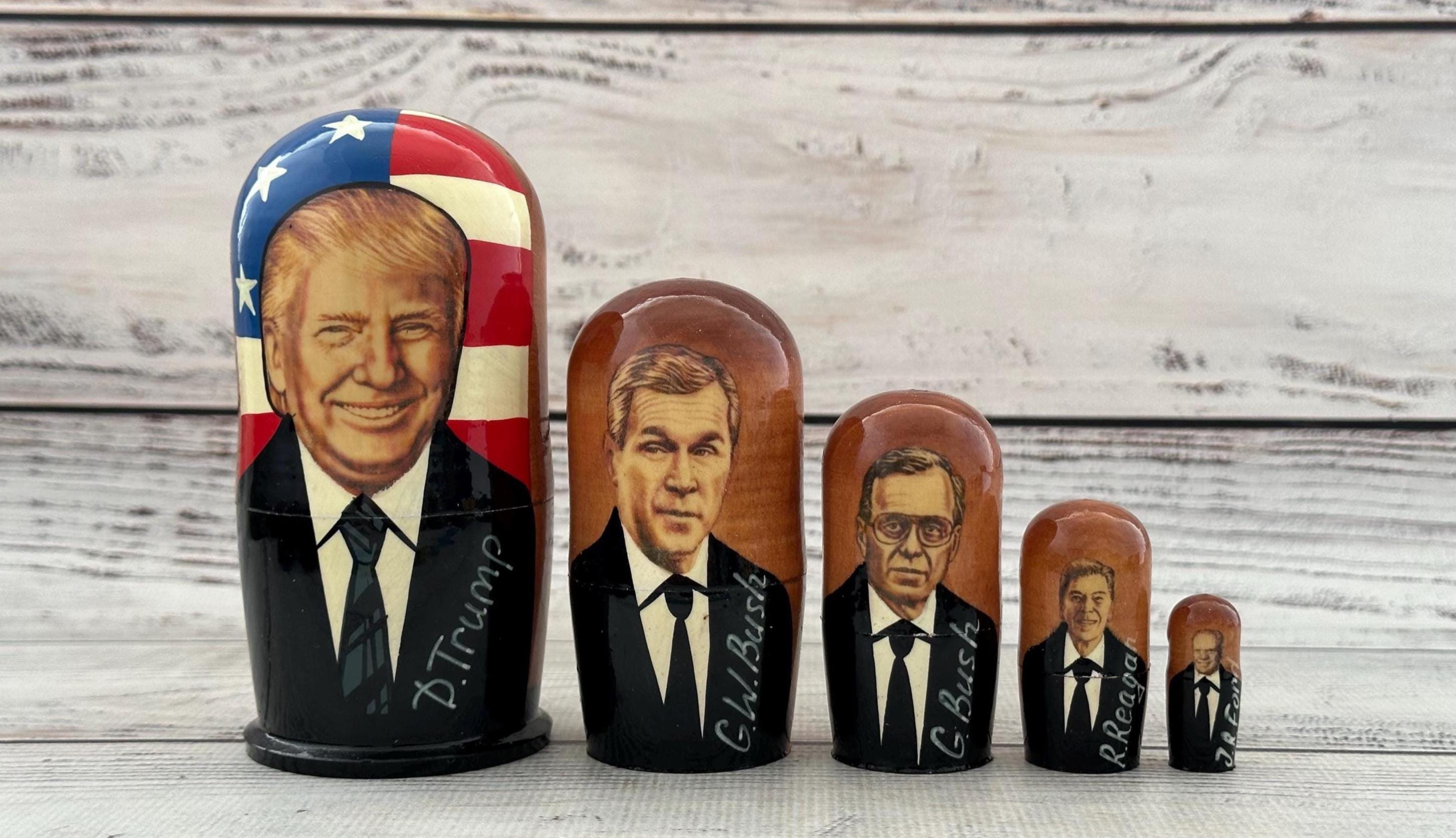 Bambola nidificante di Donald Trump dipinta a mano: decorazione