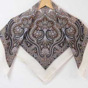¡Hecho en Ucrania! ¡OFERTA! Bufanda floral babushka eslava, bufanda de lana ucraniana, estilo bohemio moderno, con un diseño floral clásico y atemporal.