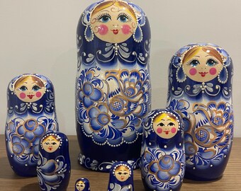 手描きの入れ子人形、7ピースの木製マトリョーシカ人形、子供部屋の 