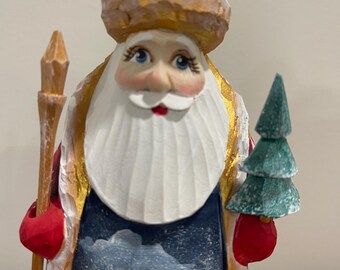 手彫りの木製サンタクロース、ウクライナの民芸品、クリスマスの装飾