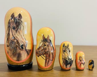 Conjunto de 5 bonecas russas pintadas à mão com tema de cavalos, 11 cm (4,33 polegadas), brinquedo de madeira, decoração para casa, presente para crianças, boneca infantil. Fabricado na Ucrânia.