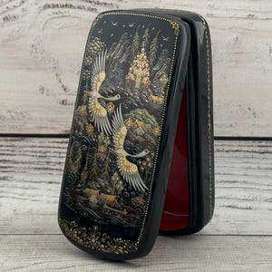 Caja de laca ucraniana en miniatura, escuela de pintura artística Kholuy, "Los cisnes vuelan hacia el norte", hecha a mano, pintada a mano, papel maché, caja de joyería