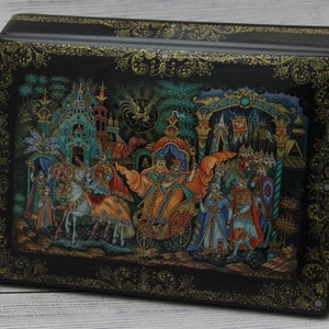 Caja de laca ucraniana única, &quot;El Gallo&quot;, de la escuela de pintura artística ucraniana Kholui, pintada a mano, en papel maché. Joyero.