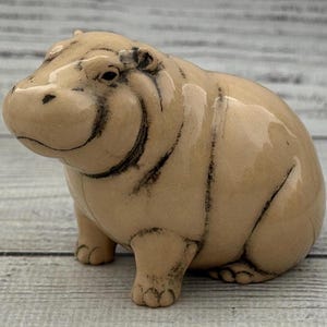 Ceramiczna figurka hipopotama 2,36": kolekcjonerska rzeźba autorstwa Władimira Bucanowa