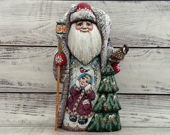 手彫りの木製サンタクロース、ウクライナの民芸品、クリスマスの装飾