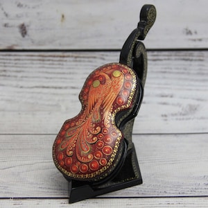 Caja de laca ucraniana, violín, escuela de pintura artística Kholui, forma de violín "pájaro de fuego", hecha a mano, pintada a mano, papel maché, caja de joyería