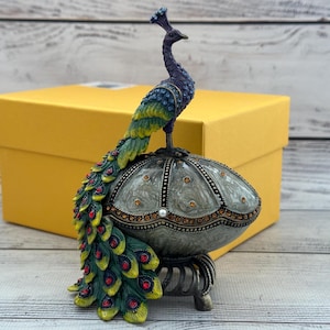 Ukraińskie jajko Fabergé, emaliowany paw, kryształy Swarovskiego, wystrój domu