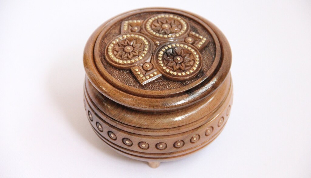 BeeXchange Portagioie In Legno Di Noce Nero Fatto A Mano – Elegante Scatola Portagioelli Con Divisori, Regalo Unisex