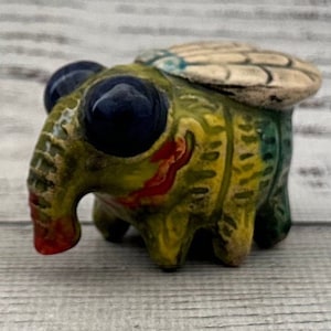 Sculpture en céramique « Mouche » (3 cm), fabriquée en Ukraine. Figurine de collection, objet de décoration pour la maison et le jardin. Cadeau idéal pour elle. Œuvre authentique de Vladimir Butcanov.