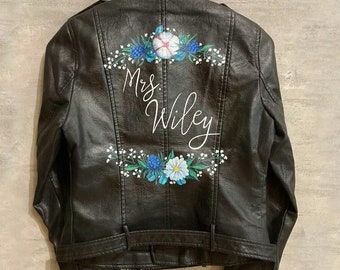 Chaqueta de novia personalizada, chaqueta de cuero pintada, chaqueta de novia para la Sra., regalos para la fiesta de bodas, boda floral, regalo de compromiso, regalo para ella.