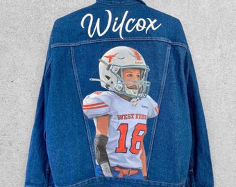 Chaqueta vaquera personalizada, chaqueta vaquera de fútbol a medida, regalo para mamá de futbolista, mamá de animadora, regalo para entrenador de animadoras, día de partido, chaqueta universitaria.
