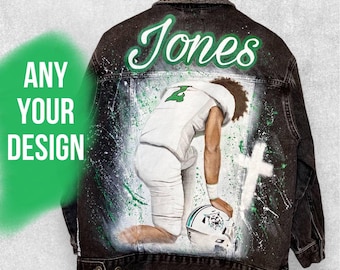Chaqueta universitaria, chaqueta vaquera pintada a mano, chaqueta vaquera de fútbol, chaqueta vaquera personalizada, regalo personalizado para él, regalo hecho a mano.